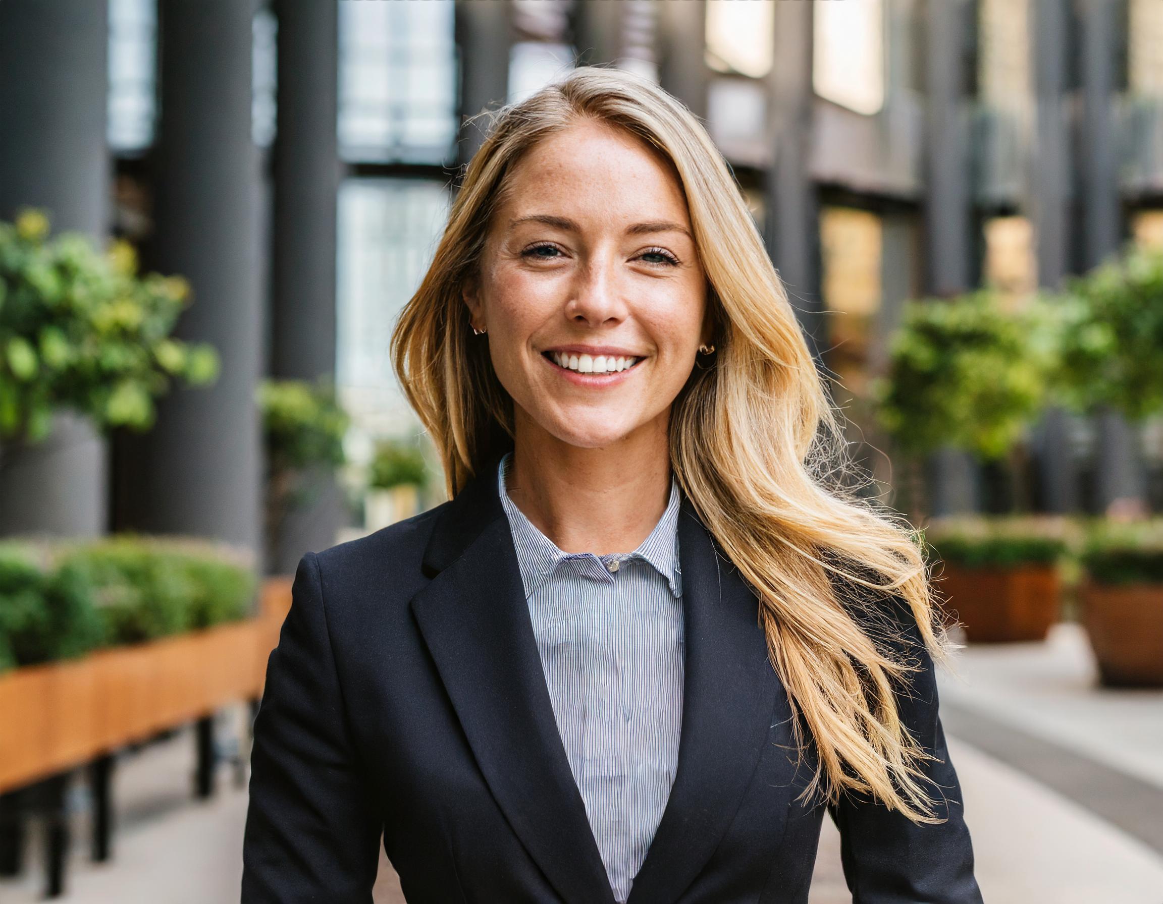 Lächelnde Frau mit kurzen, stilvollen Haaren, elegantes Outfit