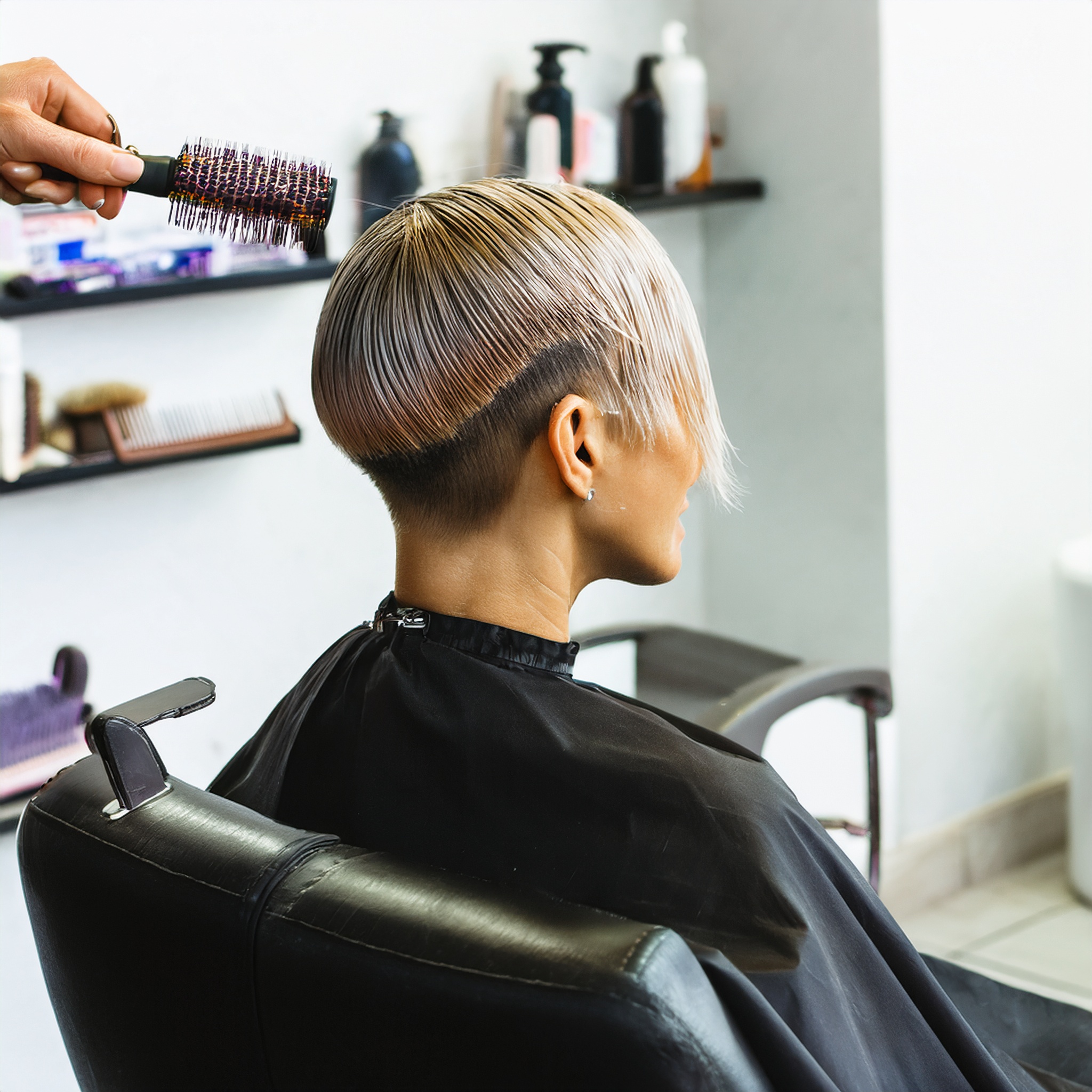 Moderne Damenfrisur im eleganten Salonambiente